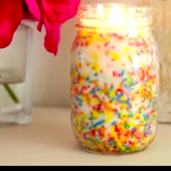 🕯🧁Vanilla Birthday Cake scented candle with fun confetti sprinkles 🧁🕯 - Picture 2 of 2